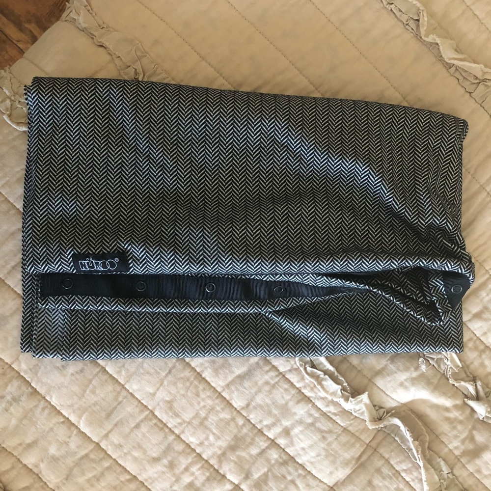 Nuroo nursing scarf